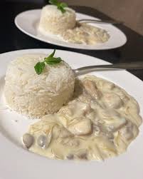 ستروغانوف دجاج (شرائح دجاج مع تمن أبيض , فلفل , بصل , فطر)